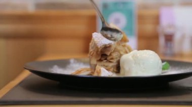 Pasta ve dondurma bir plaka üzerine yayılmış