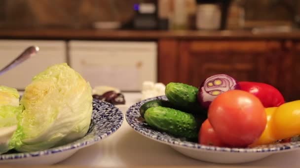 Verduras en el primer plano del plato — Vídeo de stock