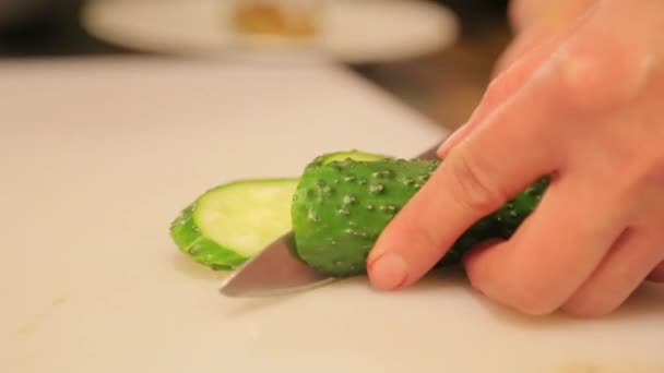 Cook dilimlenmiş salatalık kadar yakın — Stok video