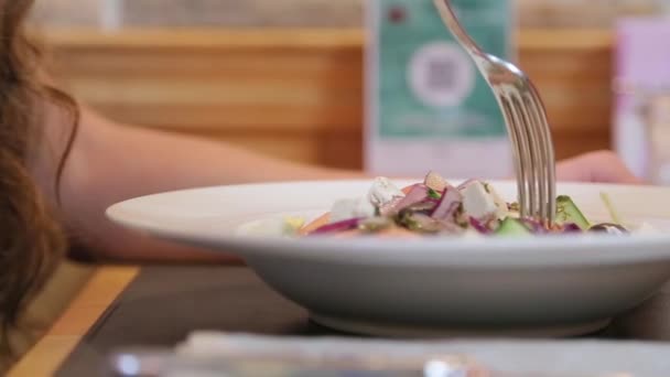 Mujer comiendo ensalada con tenedor — Vídeos de Stock