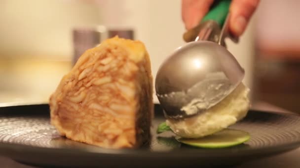 Eis und Kuchen in Nahaufnahme — Stockvideo