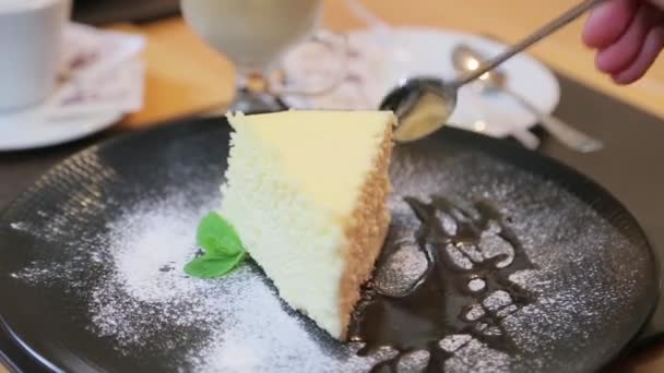 Casser un morceau de gâteau au fromage sur une assiette — Video