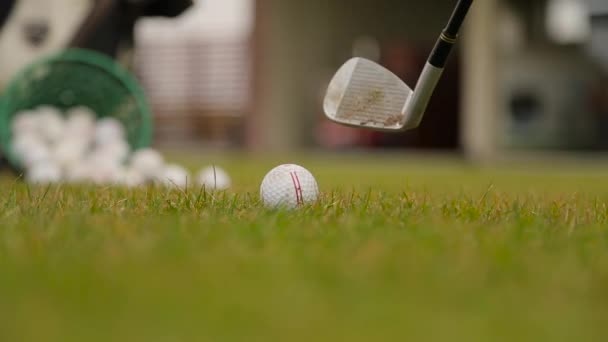 Slashing at the ball in a golf closeup — Stock Video