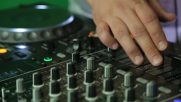 Dj arbeitet mit Schiebereglern auf dem Mischpult — Stockvideo