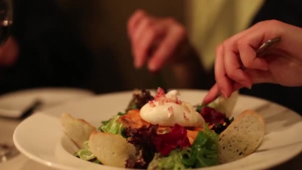 Mujer comiendo una ensalada en un restaurante de cerca — Vídeo de stock