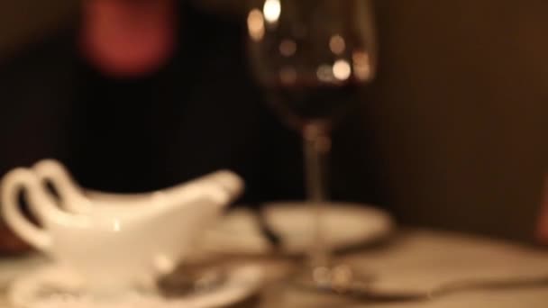 Approvisionnement en plat dans un restaurant close up — Video