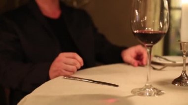 Bir tatlı bir restoranda garson sunar