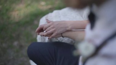 Çift tutuşup yakın çekim