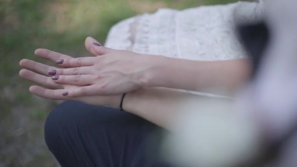 Пара тримає руки крупним планом — стокове відео