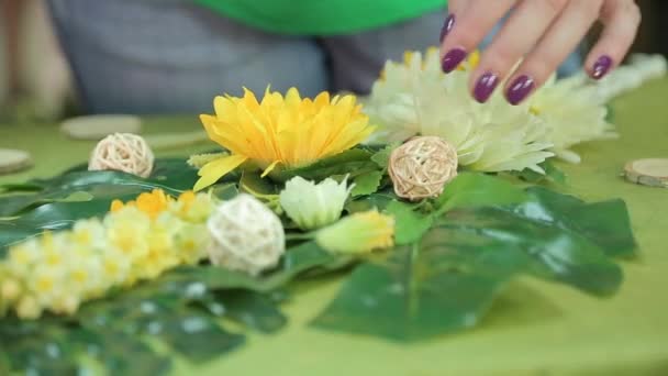 Meisje maken lente bloemen stoffen — Stockvideo