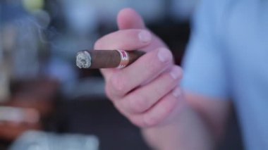 Duman Küba purosu tutan adam