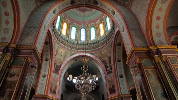 Horaire beaux murs et plafond à l'intérieur de l'église — Video