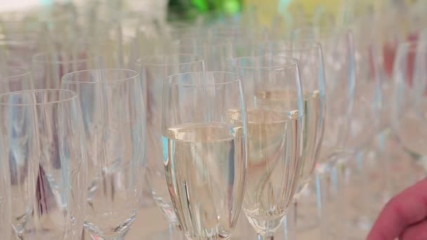 Man tar en av ett antal glas champagne — Stockvideo