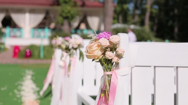 Забор украшен букетами цветов — стоковое видео