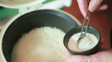 Suşi pirinç aşçı turşu