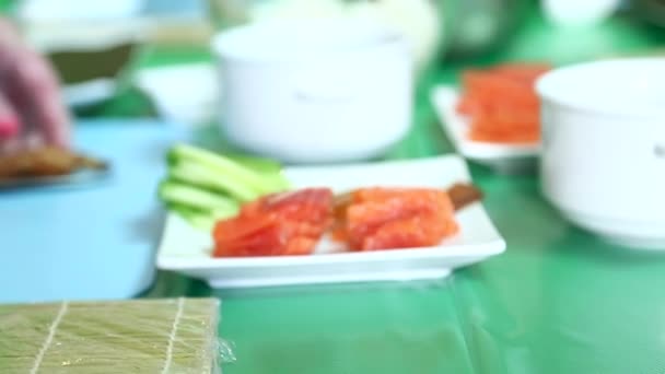 Красная рыба и жареные креветки на тарелке — стоковое видео