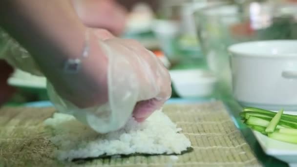 Хозяин суши кладет рис на нори — стоковое видео