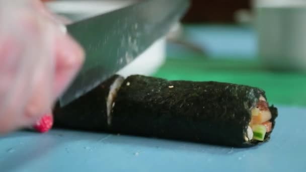 Sushi master cortes rollos terminados — Vídeo de stock