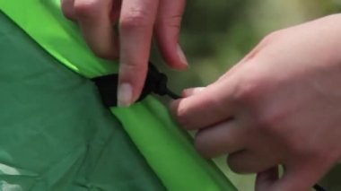 Çadır yükleme sırasında knot bağlayan kız