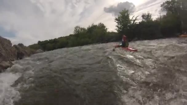 Canoa sul ruvido fiume di montagna — Video Stock