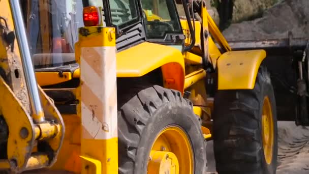 Gul bulldozer scoop plockar upp — Stockvideo
