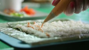 Sushi ustası sause suşi için temel dökülen