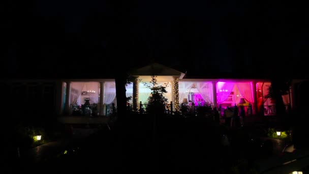 Festsaal am Abend schön illuminiert — Stockvideo