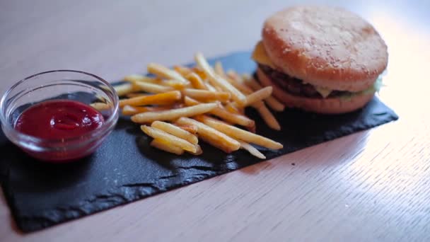 Hamburguesa con papas fritas y ketchup — Vídeos de Stock