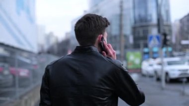 Şehrin içinden gidiş bir hücre konuşurken adam esmer