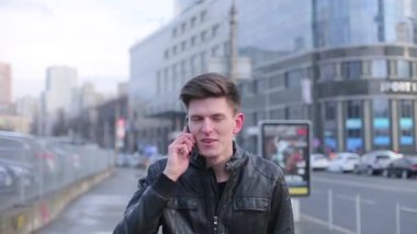 Adam esmer bir cep telefonu ve gülüyor şehir