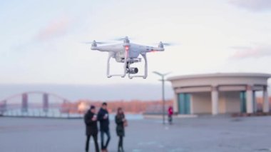 Şehir waterfront üzerinde hava uçak uçar