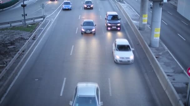 Beskåda av vägtrafik från bron — Stockvideo