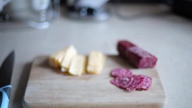 Peynir ve sosis gemide