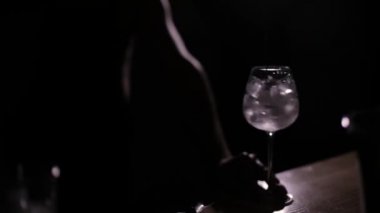 Barmen karanlıkta cam buz karışımları