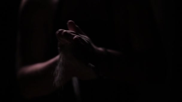 暗闇の中で小麦粉の手をたたく男 — ストック動画