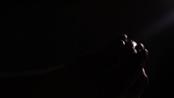 Orange pulvérisé dans le noir 