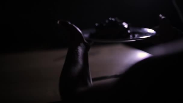 Le serveur servant au crépuscule 