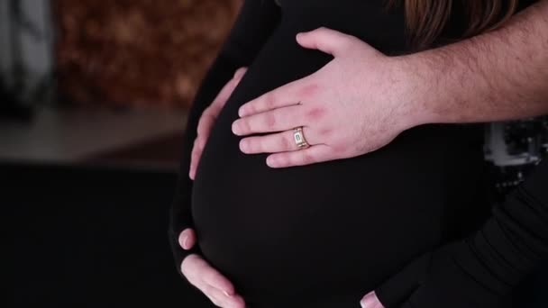 他怀孕的妻子的丈夫拍肚子 — 图库视频影像