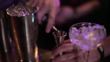 Barmen bir kokteyl barda yapma