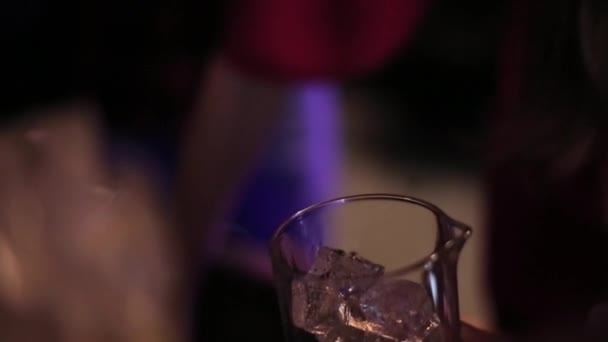 Barmen bir bardak buz closeup dökülen — Stok video