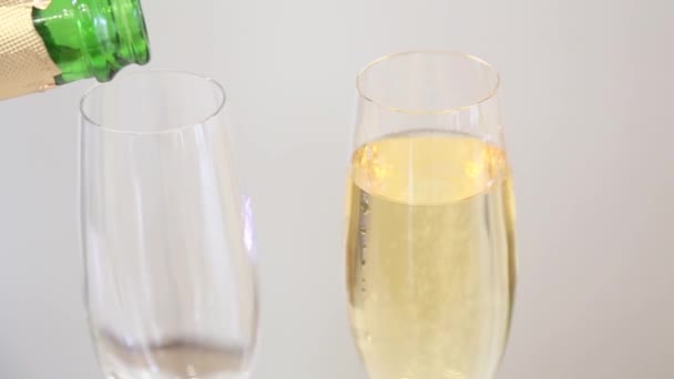 Champagne fizzes i glas på nära håll — Stockvideo