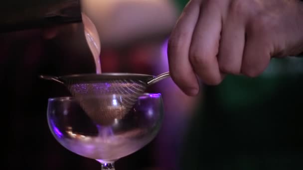 Barista fare un cocktail al bar — Video Stock