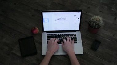 Metin üzerinde bir laptop üstten görünüm düzenleme