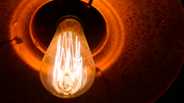 Iluminação brilhante grande lâmpada de perto — Vídeo de Stock