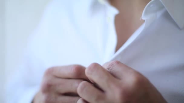 Man dichtknopen een wit overhemd — Stockvideo