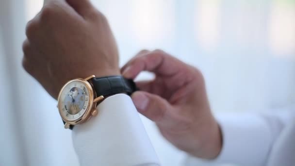 L'uomo indossa un orologio costoso al polso — Video Stock