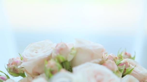 Bouquet of pure red roses and a ring — Stock Video