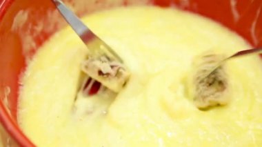 Pasta için hamur yoğurma