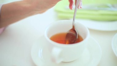 Çay kaşığı ile karıştırma kadın