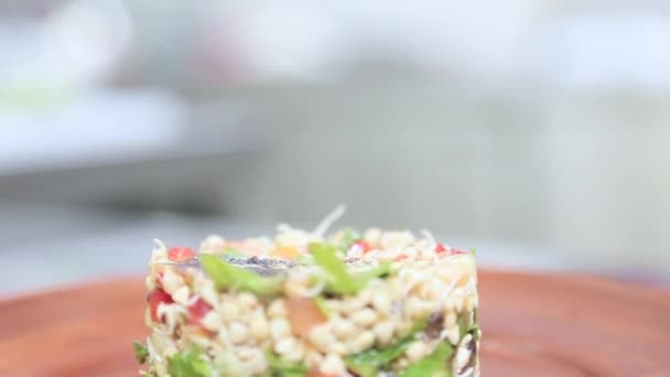 Στρογγυλό σχήμα σαλάτα σε ένα πιάτο — Αρχείο Βίντεο